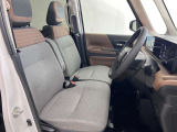 ゆったりと座れる運転席シートですのでストレスなく運転が出来ますよ!