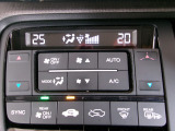 オートエアコンは左右席で独立温度コントロールが可能です。運転席はキンキンに冷やして助手席はマイルドにと言った設定が可能です。暑さ寒さでケンカすることもなくなりますね。