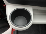 カップホルダーは運転席や助手席からちょうど手の届く位置です!!