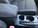 運転席用・助手席用と2つのカップホルダーを装備しています。ドリンクだけでなく、色々な小物の置き場所としても大変便利です。