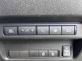運転席右下に配置されたスイッチ類。「トリップメーターのリセット」や「メーター輝度調整」、「ドライブモード」の切り替えなど、頻繁に使用する機能が集約されています。