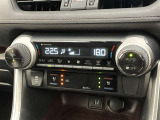 デュアルエアコンとは、運転席と助手席で、個別に温度設定ができる機能です。気温の感じ方は、人それぞれ違うもの。乗る人に優しい機能ですね。