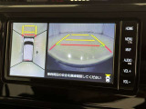 パノラミックビューモニターを装備。駐車場や交差点でクルマを真上から見るように周囲を確認できます。機能の詳細は販売店スタッフまでおたずねください。