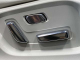 【パワーシート】電動でシートポジションの変更が可能です。手動式より細かくシート設定が可能ですのでより快適な姿勢でドライブを楽しんで頂けるでしょう。