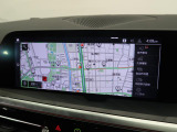 【純正ナビゲーション】BMWのナビゲーションは操作性も良く、詳細な地図情報と交通状況を見やすく表示し、快適なドライビングをサポートしながら目的地までナビゲートします。