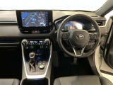 運転席周りのレイアウトをご覧ください。ナビゲーションが綺麗に装着されすっきり収まってますね!