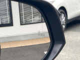 【ブラインドスポットモニター】走行中、ドアミラーの死角になりやすい箇所に後続車が接近するとサイドミラーのレンズに警告を表示!ドライバーに注意喚起をしてくれます。