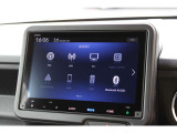 クルマの中でiPhoneを、より安心・快適に楽しめる「Apple CarPlay」に対応。音楽の再生や通話など、iPhoneの様々な機能をナビ画面や音声で操作できます。