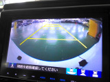 バックカメラの画像です。ガイドラインがスムースな車庫入れをサポートいたします。車庫入れの安心感がアップしますね。