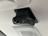【車室内用ドラレコ】車室内カメラによる車内および車側面の撮影記録が駐車時の安心を高めるとともに、走行中の幅寄せ対策や後方撮影(リヤガラス越し)にも対応しています。