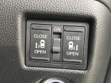 【両側パワースライドドア】スマートキーや運転席のスイッチで後席両側スライドドアの開閉が可能♪電動だから力を入れてドアを開ける必要が無く、小さなお子様でも簡単に開け閉めでき快適です♪