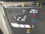 【オートエアコン】一度お好みの温度に設定すれば、車内の温度を検知し風量や温度を自動で調整。暑い&hellip;寒い&hellip;と何度もスイッチ操作をする必要はありません。快適な車内空間には必須の機能ですね♪