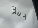 【ブラインドスポットモニター】走行中、ドアミラーの死角になりやすい箇所に後続車が接近するとサイドミラーのレンズに警告を表示!ドライバーに注意喚起をしてくれます。