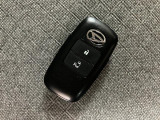 スマートキーを装備しています☆カギをカバンやポケットに入れて頂いた状態でドアロックの開閉やエンジンスタートをして頂けますよ!とても便利な装備です!