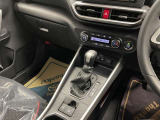 操作しやすいATシフトです♪シフトチェンジを気にしなくていいので運転だけに集中できますね!自然と手に届くところにある、手になじむ形状のシフトノブがいいですね♪