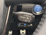 前方の車との車間を設定し、スピードを上げたり緩めたりを自動で行ってくれる追尾式の「レーダークルーズ」。上級装備の一つです!高級車にしかつかない嬉しい機能です。