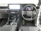 運転席からの視界はこんな感じです☆お気軽にご来店いただき、実際に座って是非お確かめください。ドライバーに寄り添う快適な操作フィールをもたらすステアリングです。