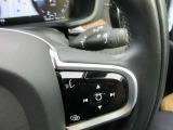 運転しながら車両の多くの機能を直観的にコントロールでき、ステアリングホイールから手を離す必要がありません。