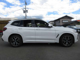 新車登録から5年目まで、最長4年間の走行距離無制限保証をご用意。ご購入後も安心が長く続きます。
