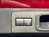 【パワーバックドア】スマートキーや運転席のボタンを押すだけでリアゲートが自動で開閉します!荷物を持っている時や、高い位置にあるバックドアを閉める際に便利な機能です♪