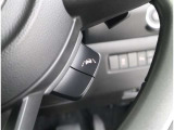 〈レーンディパチャーアラート〉道路上の白線(黄線)をカメラで認識し、ドライバーがウインカー操作を行わずに車線を逸脱する可能性がある場合、ブザーとディスプレイ表示により注意喚起サポートをします!