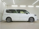 リアには左右スライドドアを採用。狭い駐車場でも開閉しやすく、強風の日でもドアが煽られにくくなっております。小さなお子さまやご年配の方も安心して乗り降りできます。
