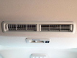 リヤシーリングファン☆ルーフに取り付けたファンで、風を後席にも送風♪空気を効率的に循環させることで、室内空間の温度を均一に保ちます!