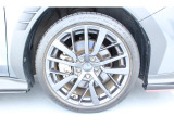 タイヤサイズは225/45R18 純正アルミホイール装着です!