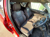 スポーティな専用インテリア!乗降時のホールド感も良く、毎日の運転が楽しくなるコクピットです。