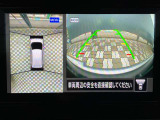 アラウンドビューモニター。前後左右の4つのカメラで車を上から見たような映像をナビ画面に映すので人や物を確認できとても安全です。