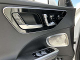 【メモリー付きパワーシート】3名までのシートポジションを記憶できるパワーシート!運転席のみ、ドアミラー・ステアリング位置も記憶可能です。高速道路などでの、運転交代時などに便利な機能です☆