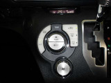オートエアコンです。車内を設定温度に保ち、快適空間をキープします。