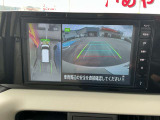 【アラウンドビューモニター】周囲を見渡せる映像で、スムースな駐車をサポートします