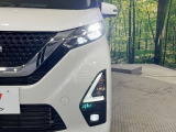 【LEDヘッドライト】悪天候や夜間走行時も良好な視界を確保し安心して運転できる高輝度LEDヘッドライトを装備!点灯速度が早く、消費電力も抑えられています。