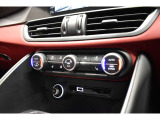 運転席と助手席で独立して温度調整が可能なオートエアコンを装備しています。