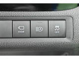 オートマチックハイビームとは、先行車や対向車のライトを認識し、ハイビームとロービームを自動で切り替える機能です。夜道の視界を確保します。詳細は販売店スタッフまでおたずねください。