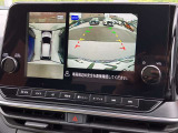 まるで真上から見ているような、視認性の良いアラウンドビューモニターです。駐車が苦手な方でもこれでらくらく駐車できますよ。