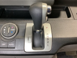 5速AT車のセレクトレバーです。低速から高速までスムーズな走りを実現するとともに、エンジン効率のよい領域を維持することで燃費にも貢献します。