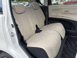 後席シートも広々と座れるのがこのお車の魅力です♪足元にゆとりのあるスペースを確保するなど、快適にドライブを楽しんでもらえる工夫や拘りを感じます♪