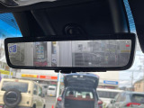【デジタルインナーミラー】後席の大きな荷物や同乗者で後方が確認しづらい時でも安心!カメラが撮影した車両後方の映像をルームミラー内に表示。クリアな視界で状況の確認が可能です!