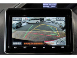 バックガイドモニター付き。車両後方の映像をナビ画面に表示し、駐車などの後退操作をサポートします。