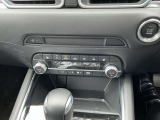 【エアコン/シートヒーター】オート式エアコンは操作性もバッチリ!運転席助手席にはシートヒーターが、座面と背もたれをすばやく温め、寒い時期にも快適な運転環境を提供します。