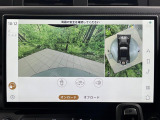 車を真上から見下ろしているような映像を画面に映します。周囲360度の死角をすべて確認できるため、狭い道でのすれ違いやバック駐車も怖くありません。障害物がひと目でわかり、大きな車体でも安全に運転できます