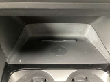 ワイヤーレスタイプの携帯充電器が装備されています
