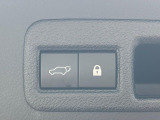 【パワーバックドア】スマートキーや運転席のボタンを押すだけでリアゲートが自動で開閉します!荷物を持っている時や、高い位置にあるバックドアを閉める際に便利な機能です♪