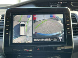 上空から見下ろしているかのような映像をディスプレイに映し出し、スムースな駐車をサポートします。画面は「トップビュー」のほか「サイドブラインドビュー」への切り換えが可能。ますます安心です