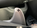 ■パドルシフト■ステアリングから手を離さずに、簡単にシフトチェンジ。マニュアル車感覚のシフトチェンジが愉しめます。自分の手で操縦している感が増して運転を愉しく出来る装備です!