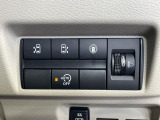 【ハンズフリー機能付き両側パワースライドドア】スライドドアの下に足先を入れてすぐ引くと、自動的にスライドドアが開閉します!荷物で両手がふさがった状態でも、ドアの開閉ができてとっても便利!