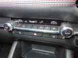 フルオートエアコン、シートヒーター、ステアリングヒーターが装備されており、車内は一年中快適に過ごせますね。