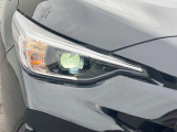 【LEDヘッドライト】悪天候や夜間走行時も良好な視界を確保し安心して運転できる高輝度LEDヘッドライトを装備!点灯速度が早く、消費電力も抑えられています。